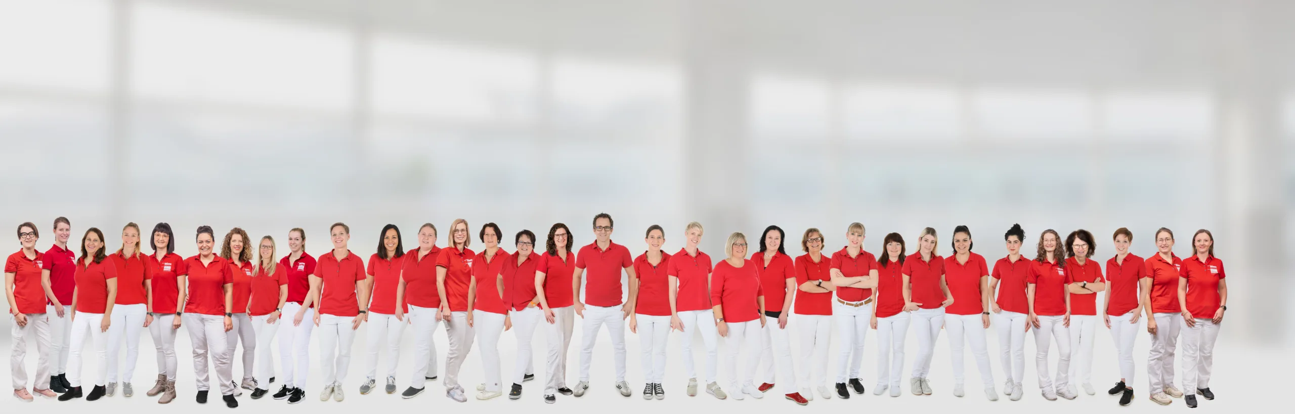 Gruppenbild der Mitarbeitenden der angertor apotheke, der stadtapotheke langenau, der apotheke im gesundheitszentrum und dem reformhaus langenau