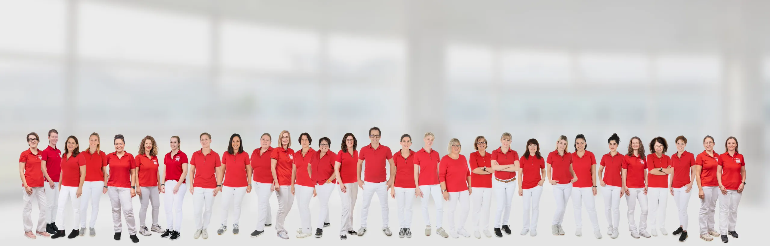 Gruppenbild der Mitarbeitenden der angertor apotheke, der stadtapotheke langenau, der apotheke im gesundheitszentrum und dem reformhaus langenau