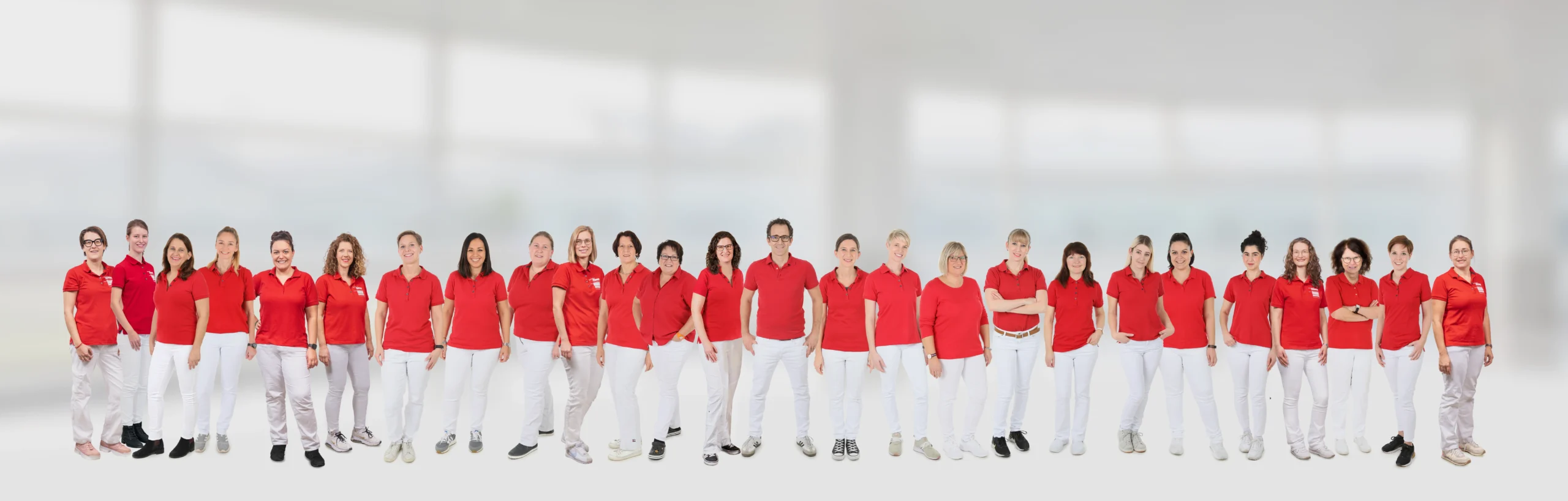 Gruppenbild der Mitarbeitenden der angertor apotheke, der stadtapotheke langenau, der apotheke im gesundheitszentrum und dem reformhaus langenau
