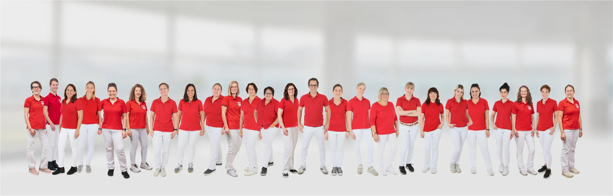 Gruppenbild der Mitarbeitenden der angertor apotheke, der stadtapotheke langenau, der apotheke im gesundheitszentrum und dem reformhaus langenau
